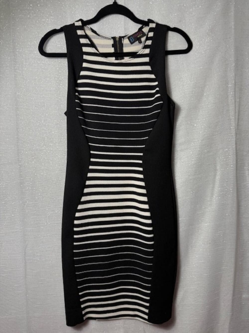 B FAMOUS BLACK AND WHITE DRESS SIZE MEDIUM